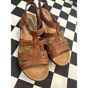 Clarks Brown Leather Strappy Sandals Laser Cut comfort travel Womens 8.5
EUC